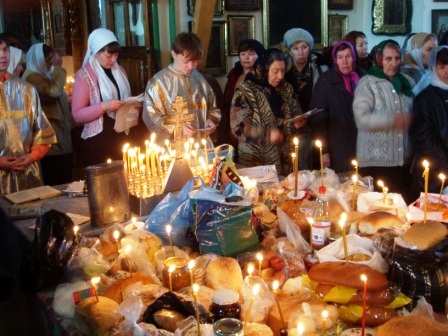 В храм можно приносить продукты. Поминальный стол в храме. Родительская суббота в храме. Поминальный столик в храме. Продукты на панихиду в Церковь.